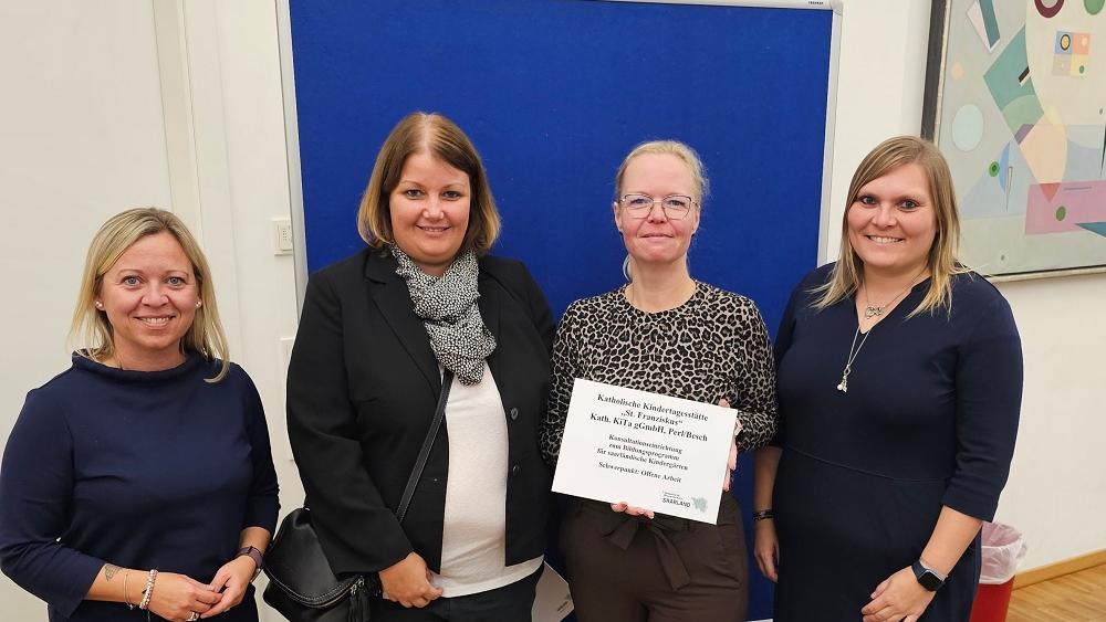 Das Team freut sich über die Plakette und den Austausch mit anderen Einrichtungen