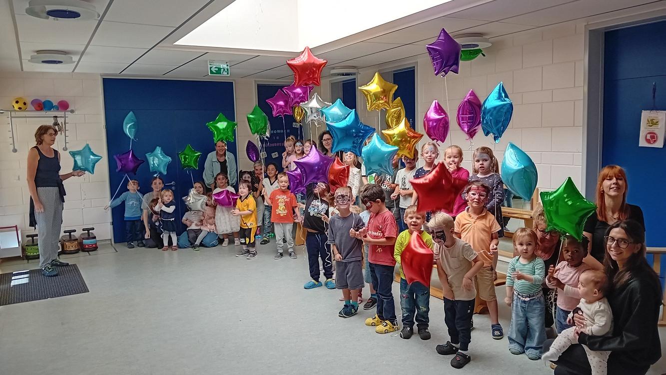 Unter dem Motto 'Kinderrechte - Bausteine für Demokratie' feierten alle Kinder ein buntes Fest