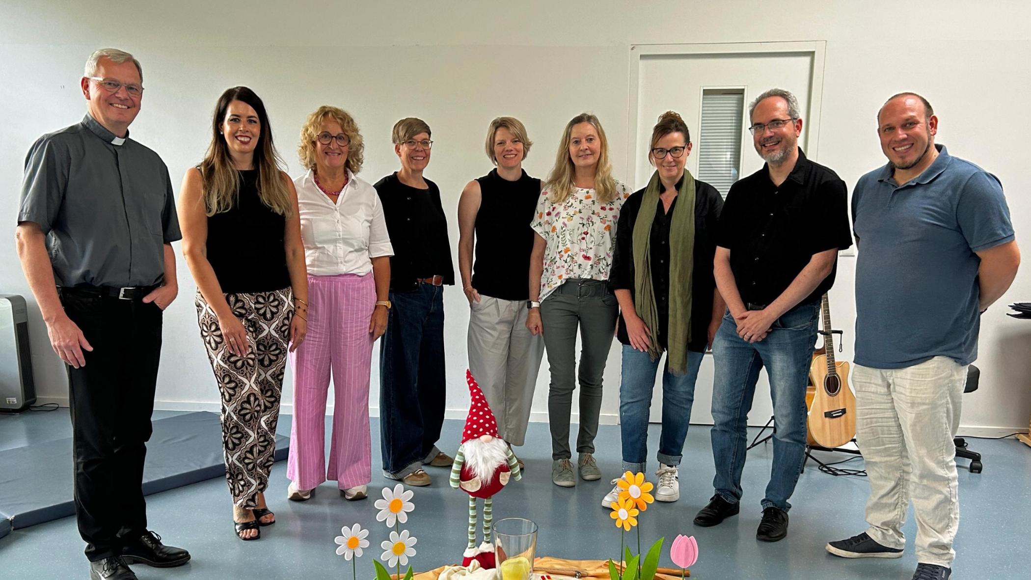 Bischofsvikar Ulrich von Plettenberg, Gesamtleitung Andrea Hero, KiTa gGmbH-Geschäftsführerin Judith Kost, Leiterin des Steuerungsbüros Kerstin Knopp, Fachberatung Kita des Caritasverbands Nicole Leinenbach, Kita-Leiterin Petra Faßbender, Gemeindereferentin Melanie Engler, Fachteam Pastorale Beratung Bernd Klesen und Simon Hoffmann (Leitungsteam PastR Dillingen). (von links)