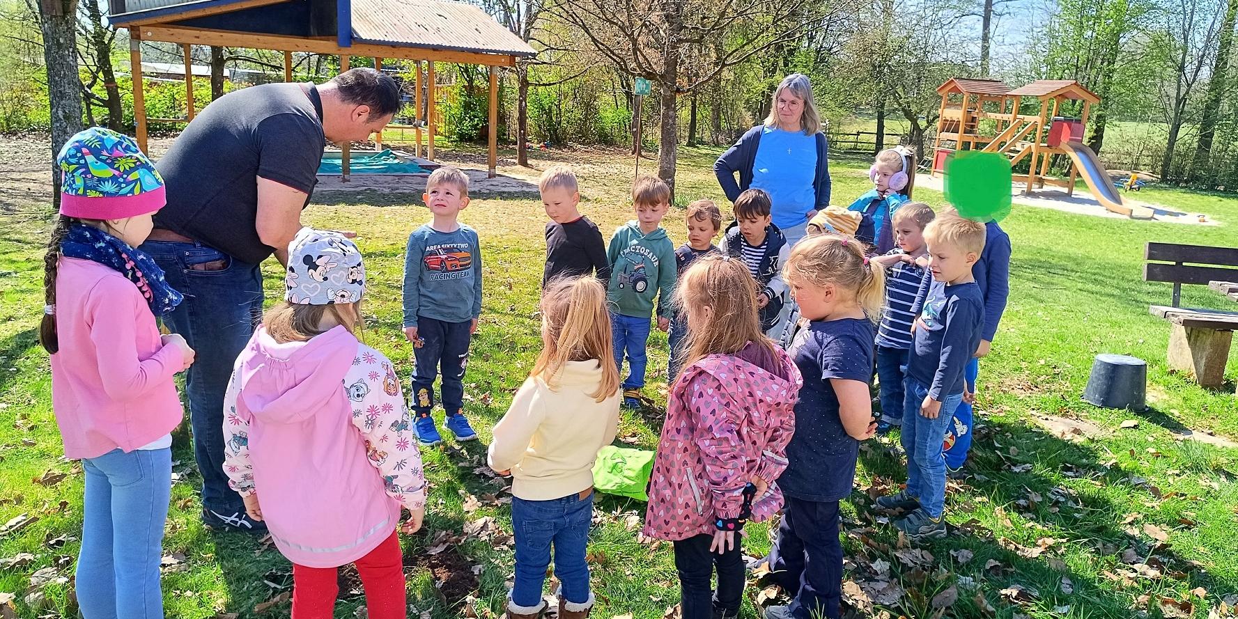 Apfelbaumpflanzen in der kath. Kita St. Johannes der Täufer (c) Katholische KiTa gGmbH Saarland Apfelbaumpflanzen in der kath. Kita St. Johannes der Täufer