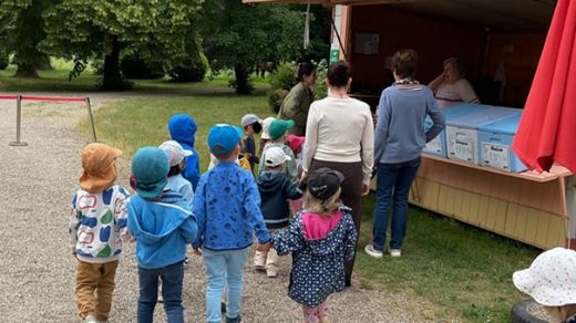 Die Kinder besuchten einen regionalen Erdbeerstand