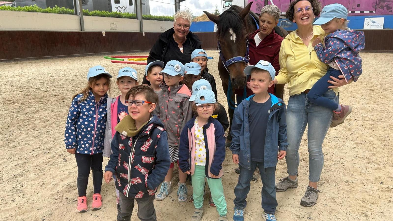 Die Kinder bei ihrem Besuch im Reitstall