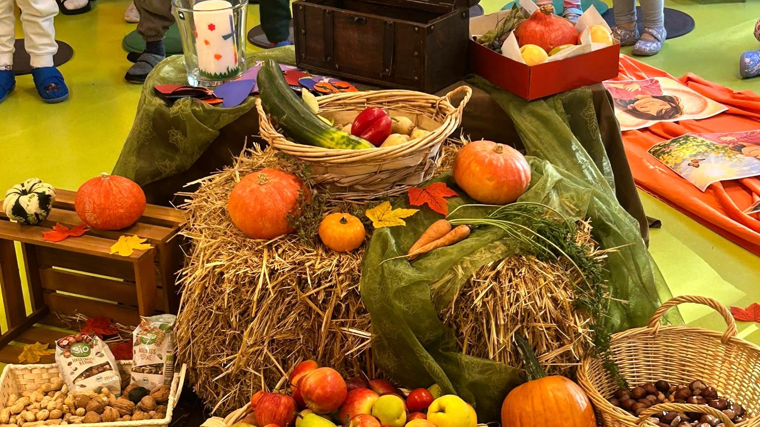 Der Erntealtar veranschaulichte den Kindern die Gaben, die die Natur uns im Herbst schenkt.