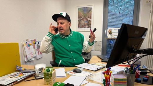 Freaky Jörn bei seiner neuen Arbeit als Standortleitung der Kita