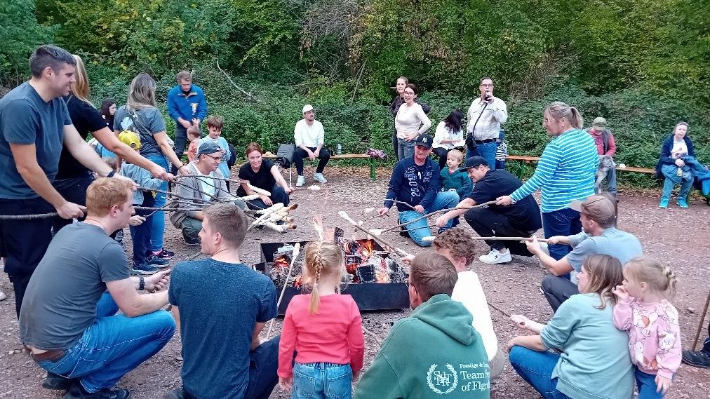 Nach der Wanderung stärkten sich alle bei selbst gemachtem Stockbrot