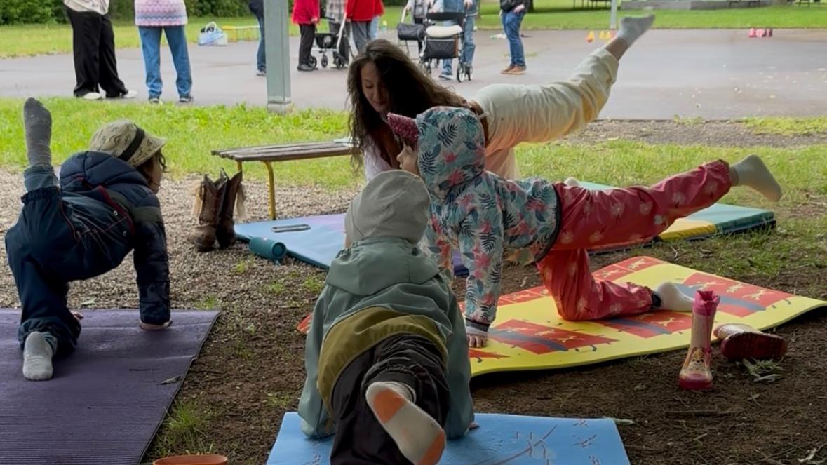 Beim Stuhlyoga entspannten sich Jung und Alt