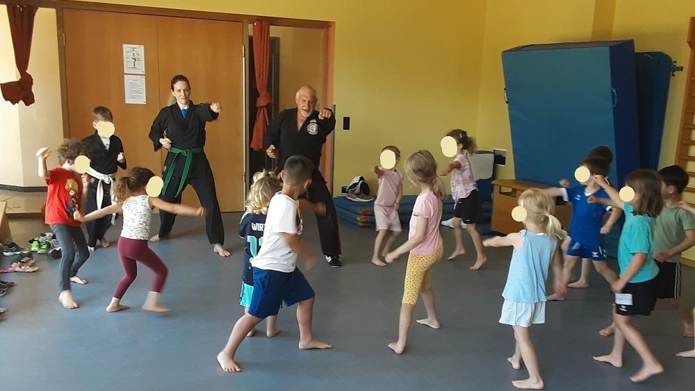 Beim gemeinsamen Karatetraining lernten die Kinder auch, ihre persönlichen Grenzen deutlich zu machen.