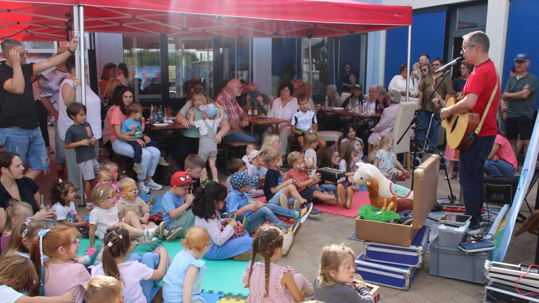 Kleine und große Gäste hatten sich zum musikalischen Nachmittag eingefunden