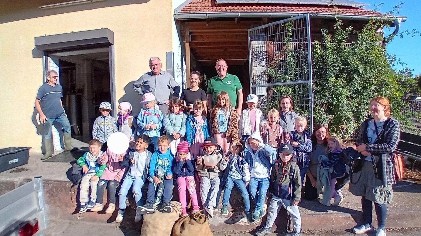 Die Kinder der kath. Kita St. Konrad beim Obst-und Gartenbauverein Niedaltdorf