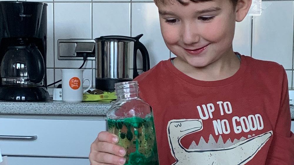Lernen und Spaß zugleich hatten die Kinder beim Lavalampen-Experiment