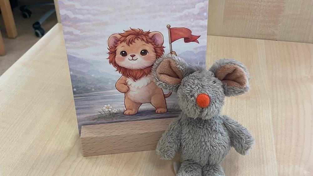Eine Affirmationskarte begleitet durch den Tag. Maus Mira besucht die Kinder im Morgenkreis und bringt eine Geschichte mit.