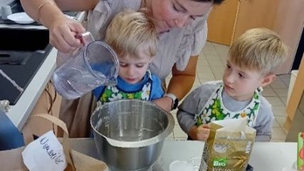 Die Kinder beim Backen des eigenen Brotes für die Brotzeit