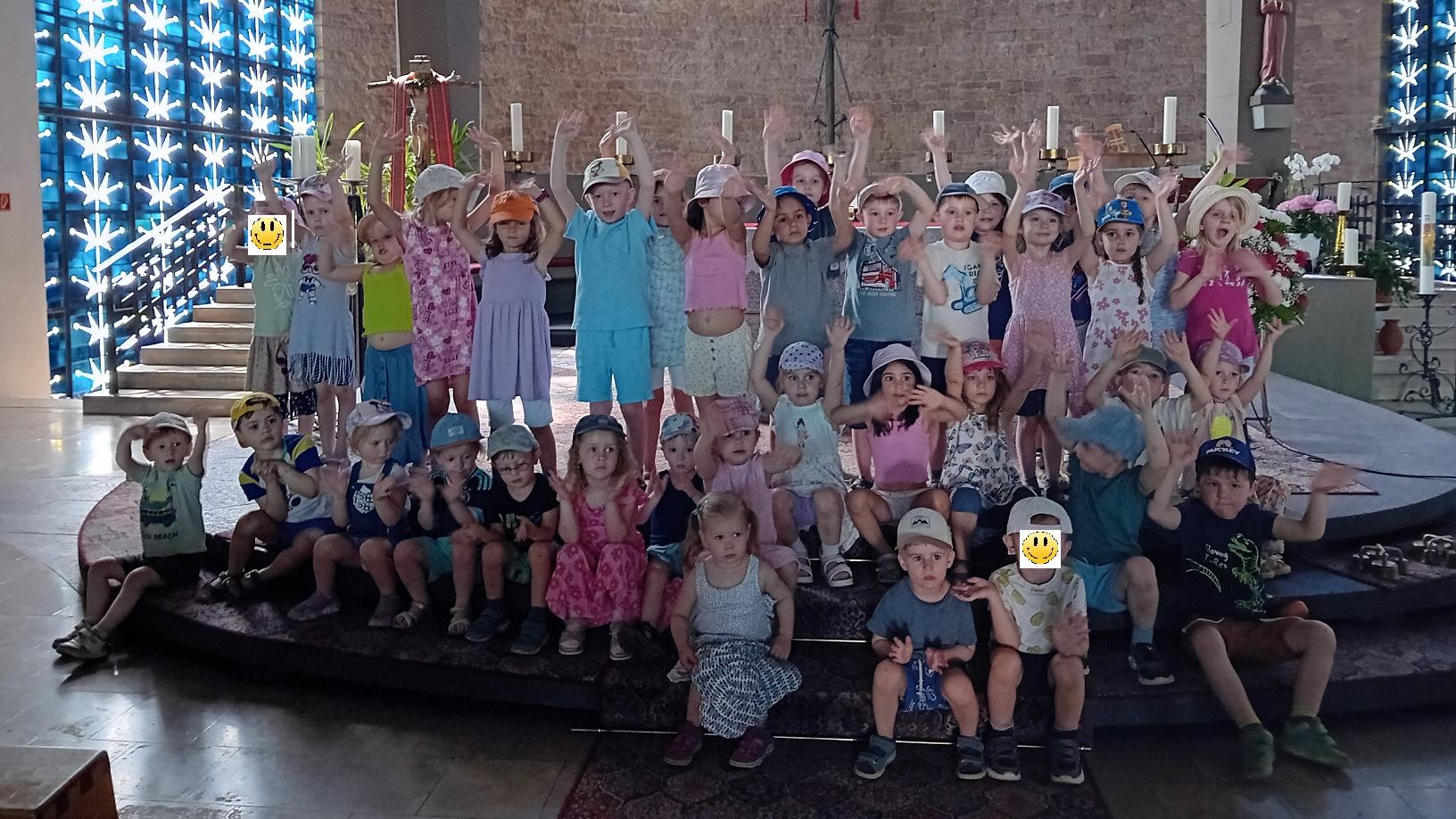 Die Kinder besuchten ein letztes Mal die katholische Kirche in Neuweiler