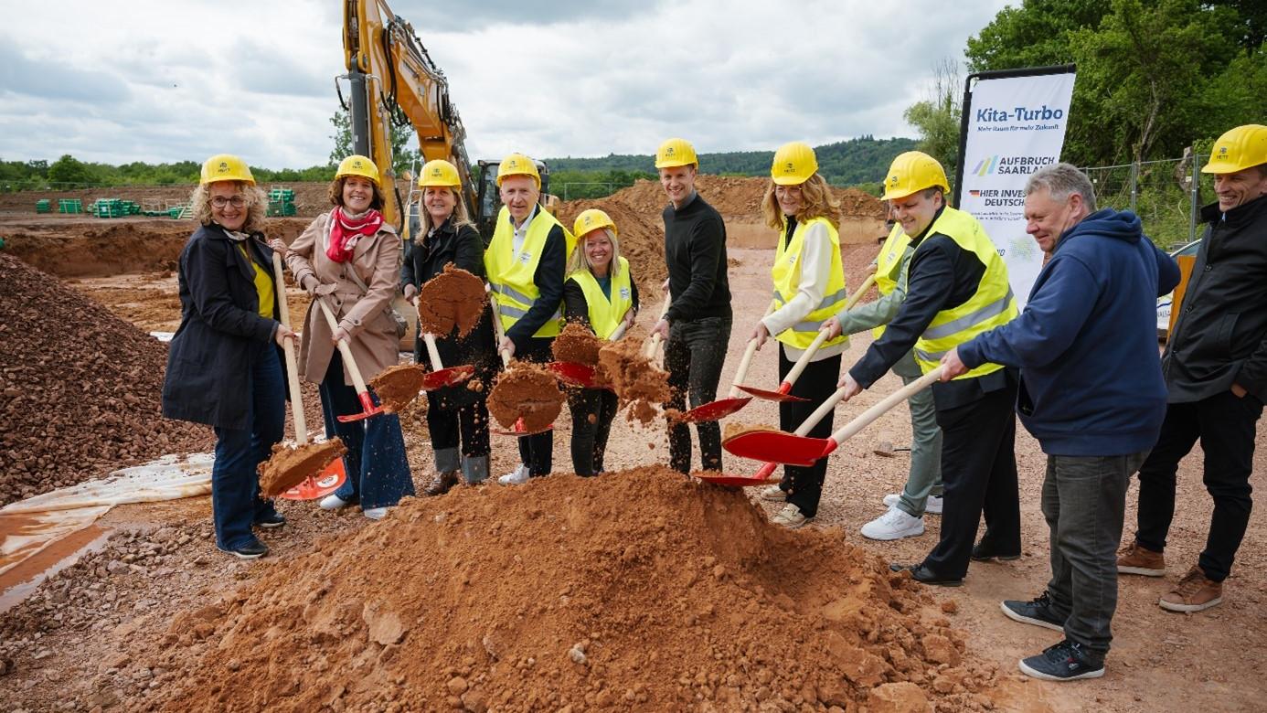 Mit dem Spatenstich ist der Bau der neuen Kita in Piesbach offiziell gestartet