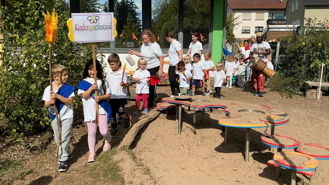 Die Teilnehmer des Sportfestivals beim feierlichen Einzug