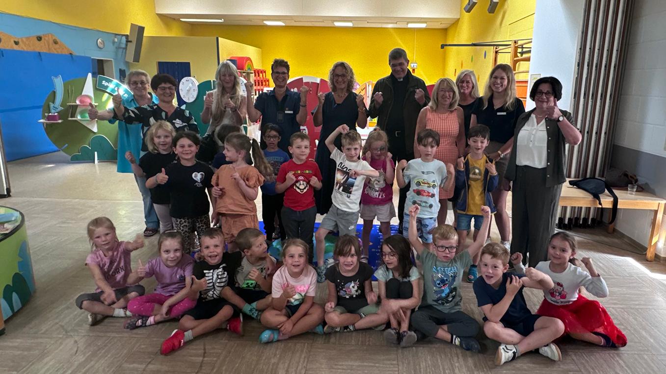 Die Vorschulkinder des katholischen Kinderhaus St. Josef Eppelborn bei der Eröffnung der Kinderrechte-Ausstellung