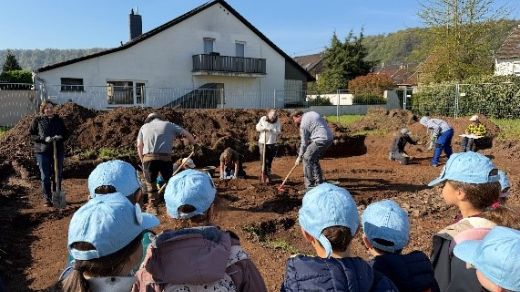 Die Kinder können bei den Ausgrabungen der Grundmauern eines Tempels entdecken
