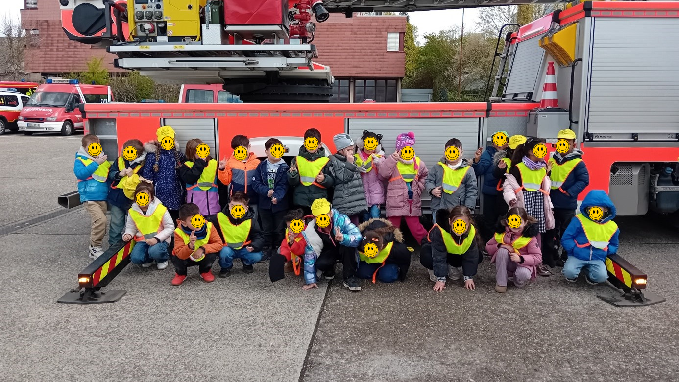 Die Kinder zeigten sich stolz vor dem großen Einsatzfahrzeug