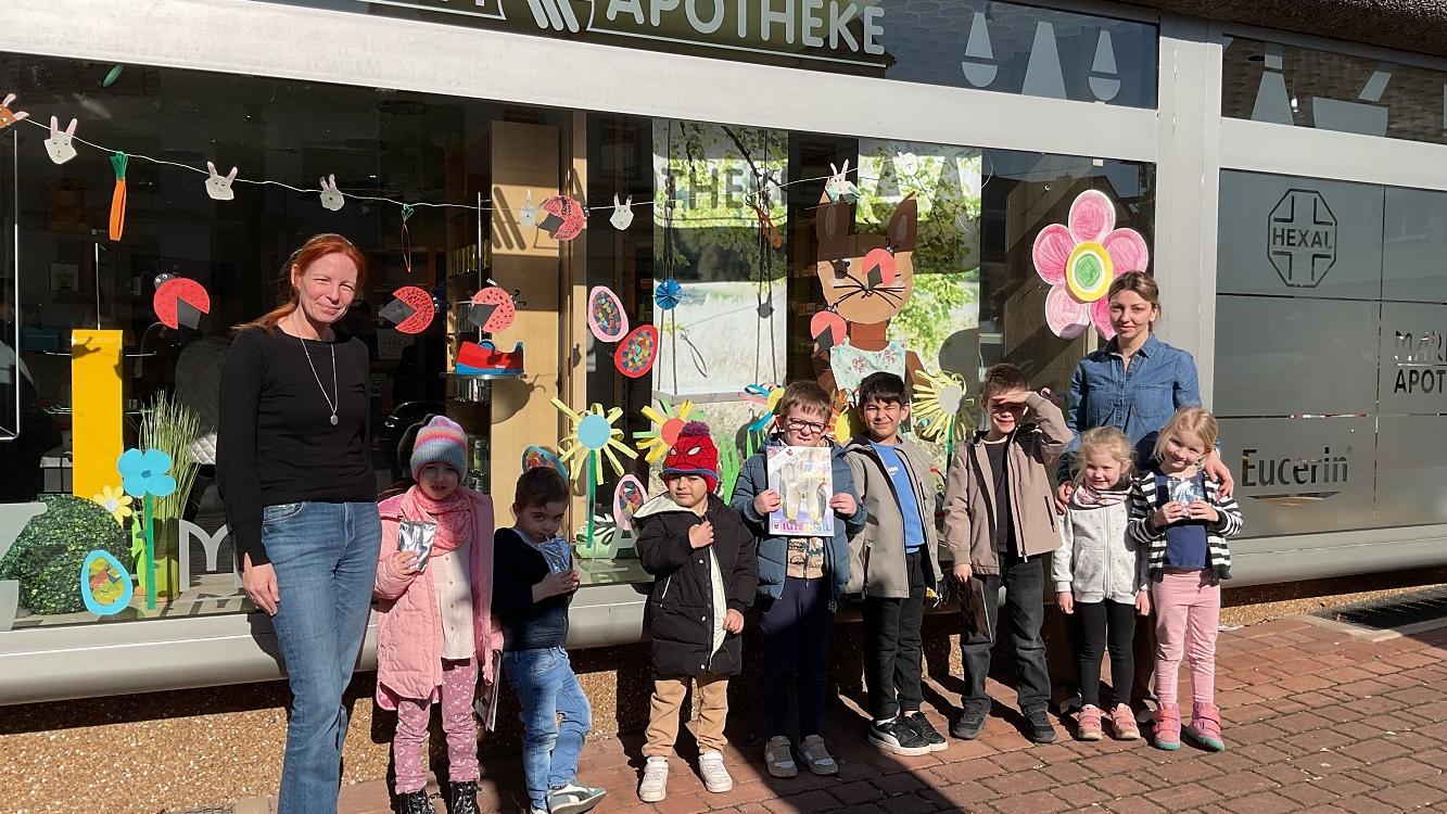 Die Kinder dekorierten vor Ort das Schaufenster der Apotheke