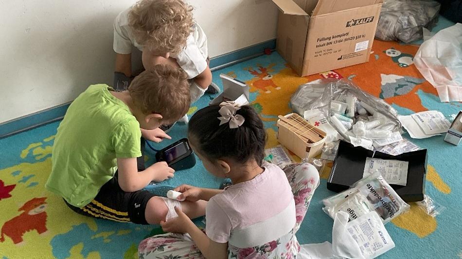 Die Kinder übten mit großer Begeisterung, Verbände anzulegen