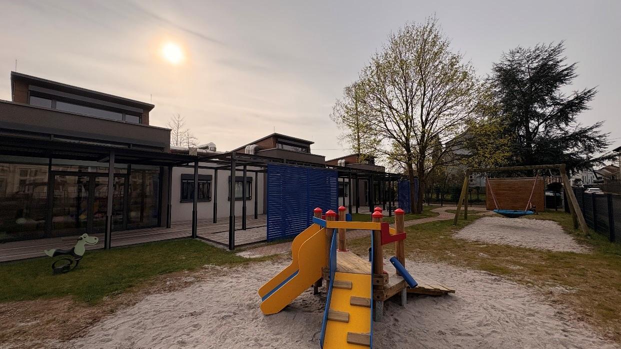 Das Außengelände der Kinderkrippe lädt zum Spielen im Freien ein