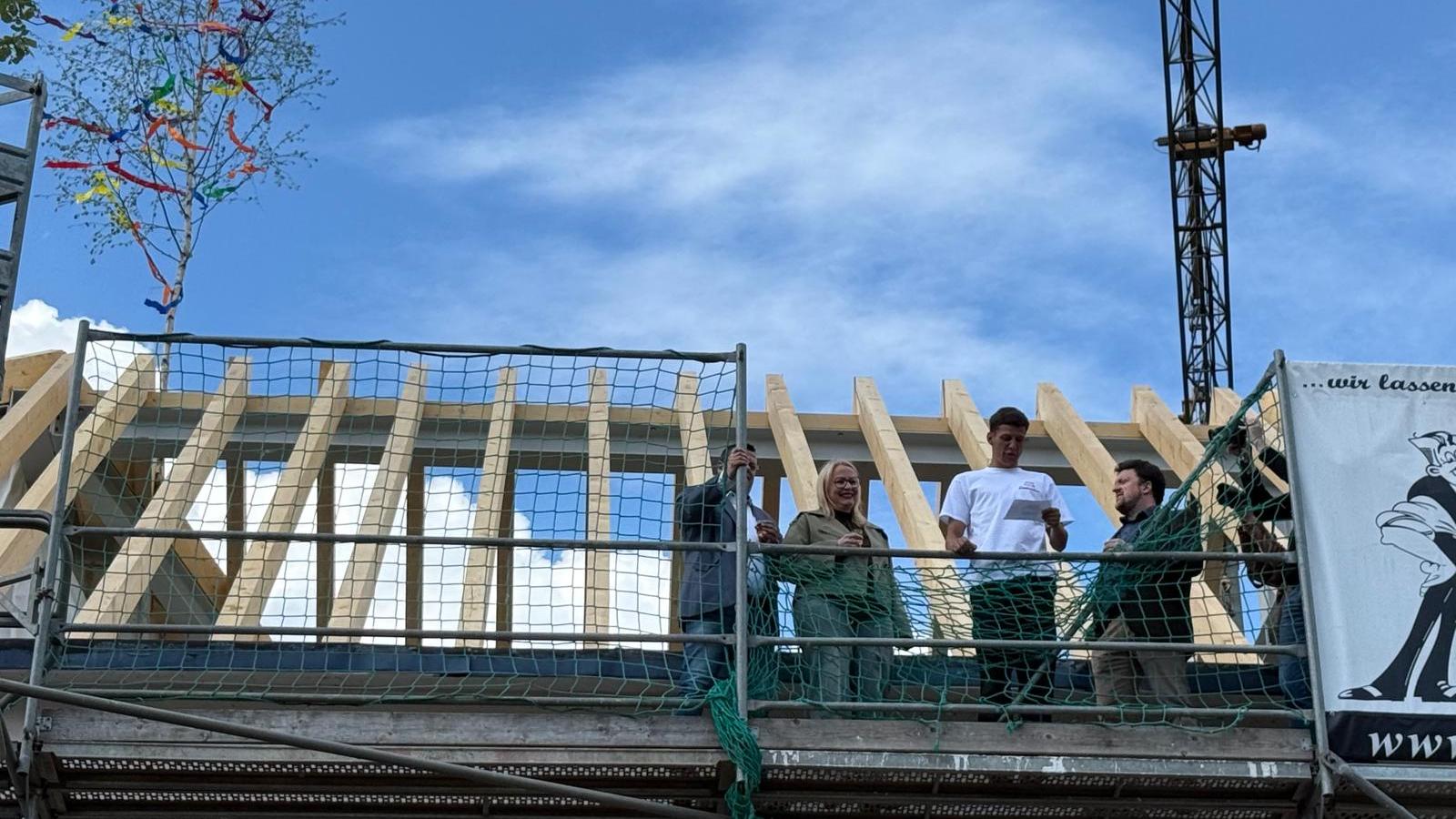 In kleinem Kreis wurde das Richtfest des Neubaus gefeiert