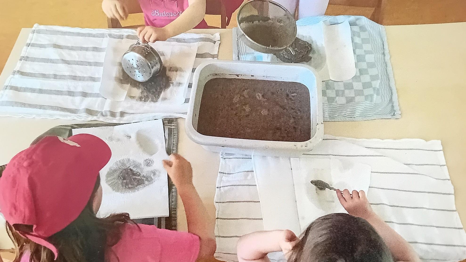 Die Kinder stellten aus alten Zeitungen neues Papier her