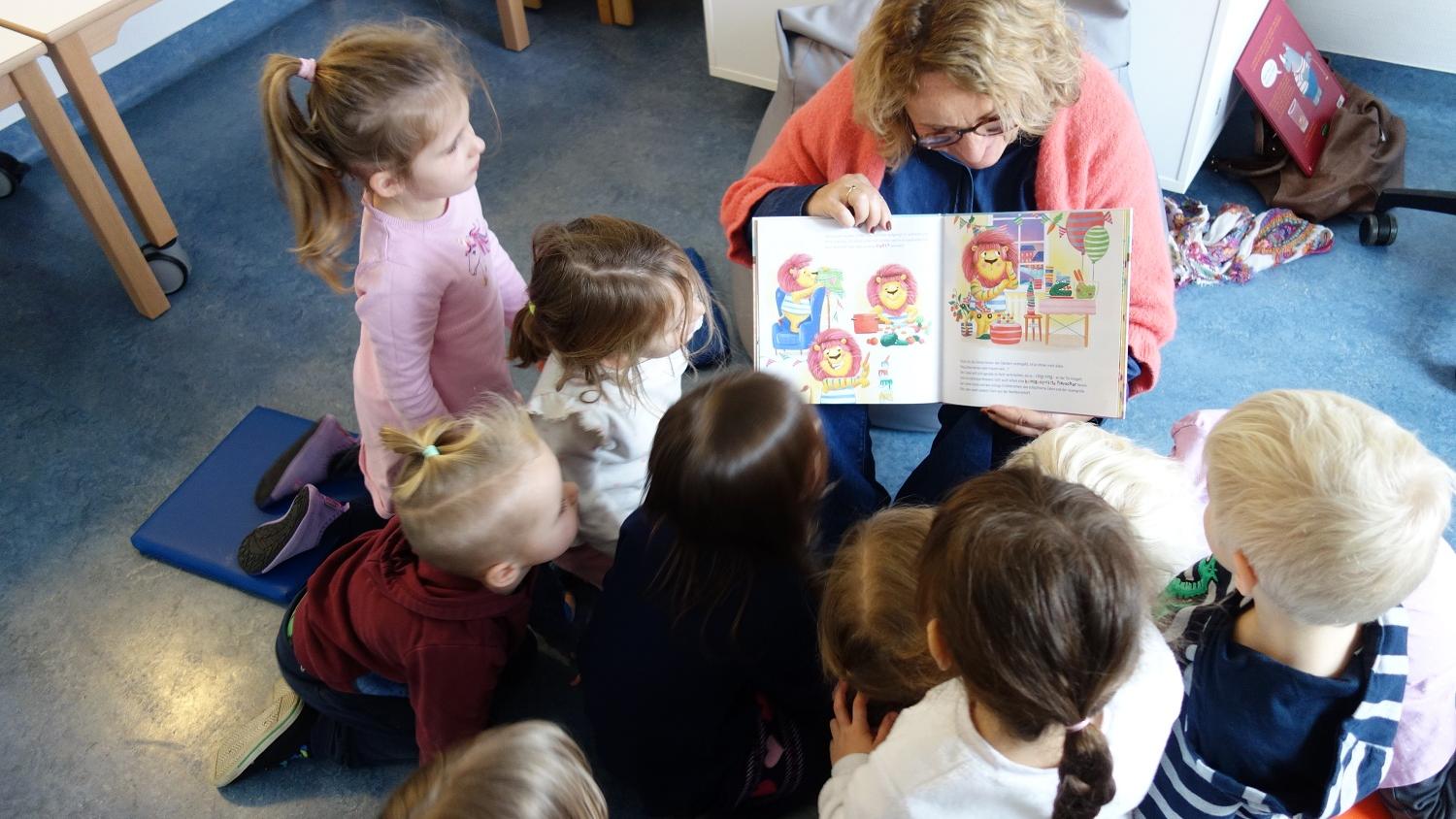 Geschäftsführerin Judith Kost las den Kindern aus 'Löwe sucht einen Freund' vor