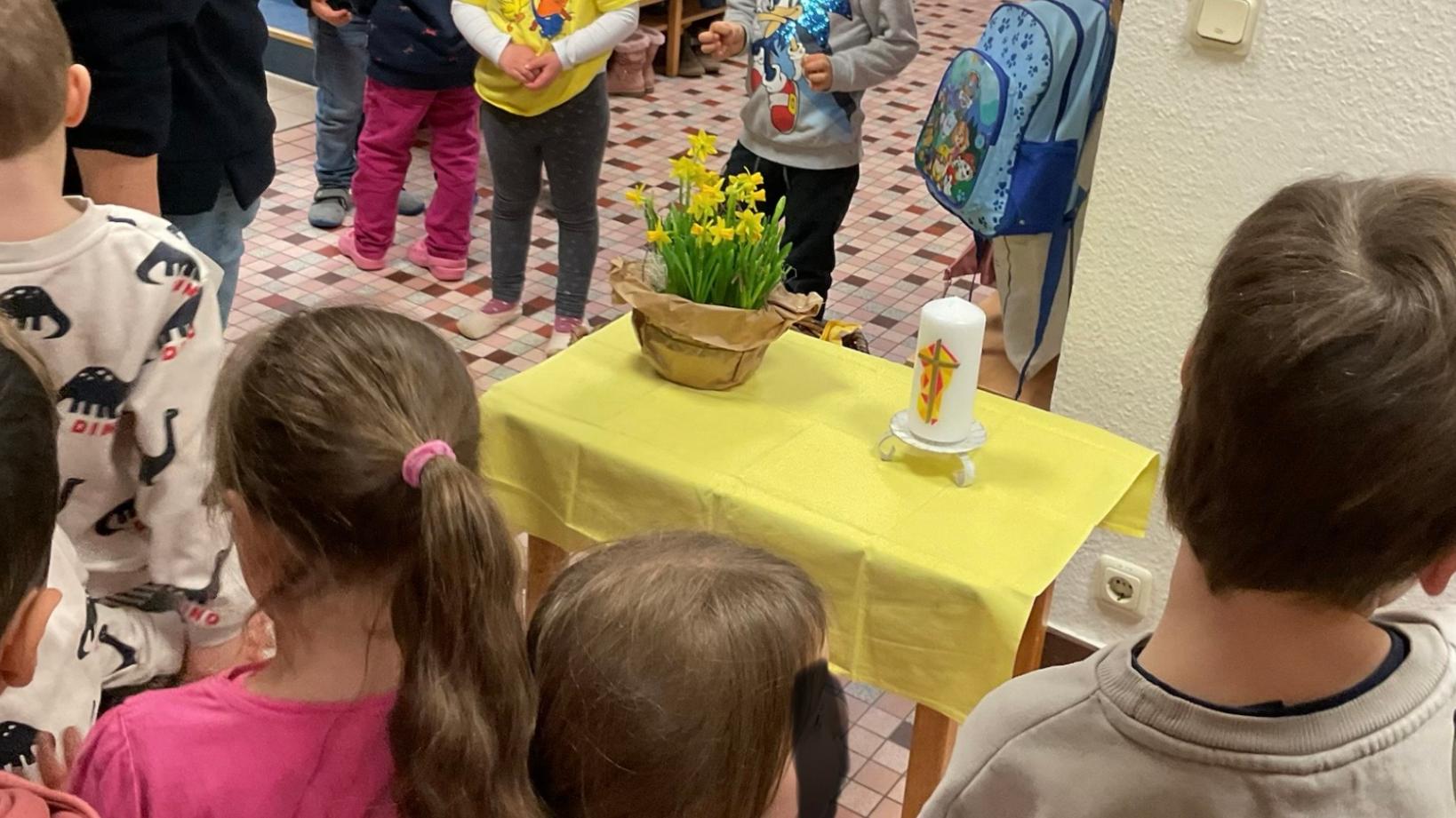 Mit einem Osterspaziergang wurde den Kindern die Ostergeschichte nähergebracht