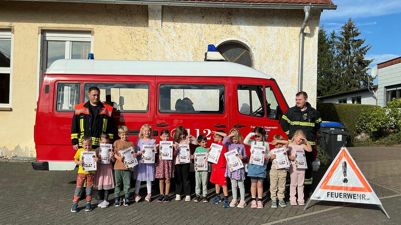 Auf kindgerechte und spannende Weise wurde den Kindern die Arbeit der Feuerwehr näher gebracht