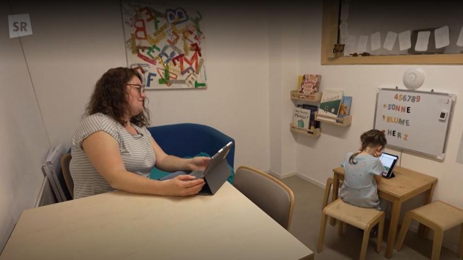 Anna Anton testet mit der WUSCHEL App die Sprachfähigkeit von Kindern in der Kita
