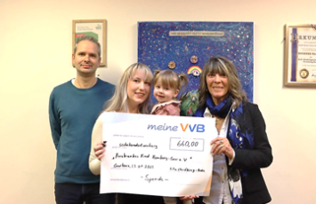 Stefan Driesch, Eileen Vella, Elenor Vella und Andrea Hoffmann (v.l.n.r) bei der Spendenübergabe