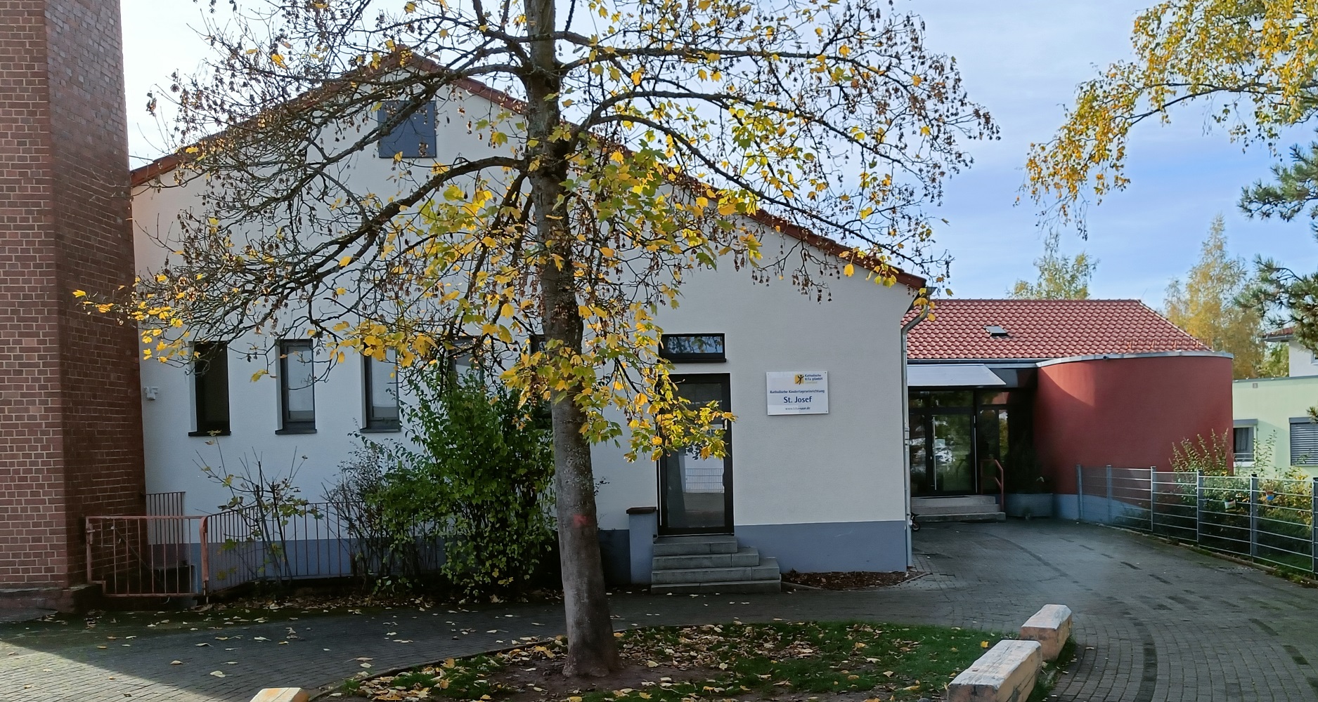 Zu sehen ist die Außenansicht des Gebäudes der katholischen Kita St. Josef in Elm-Derlen